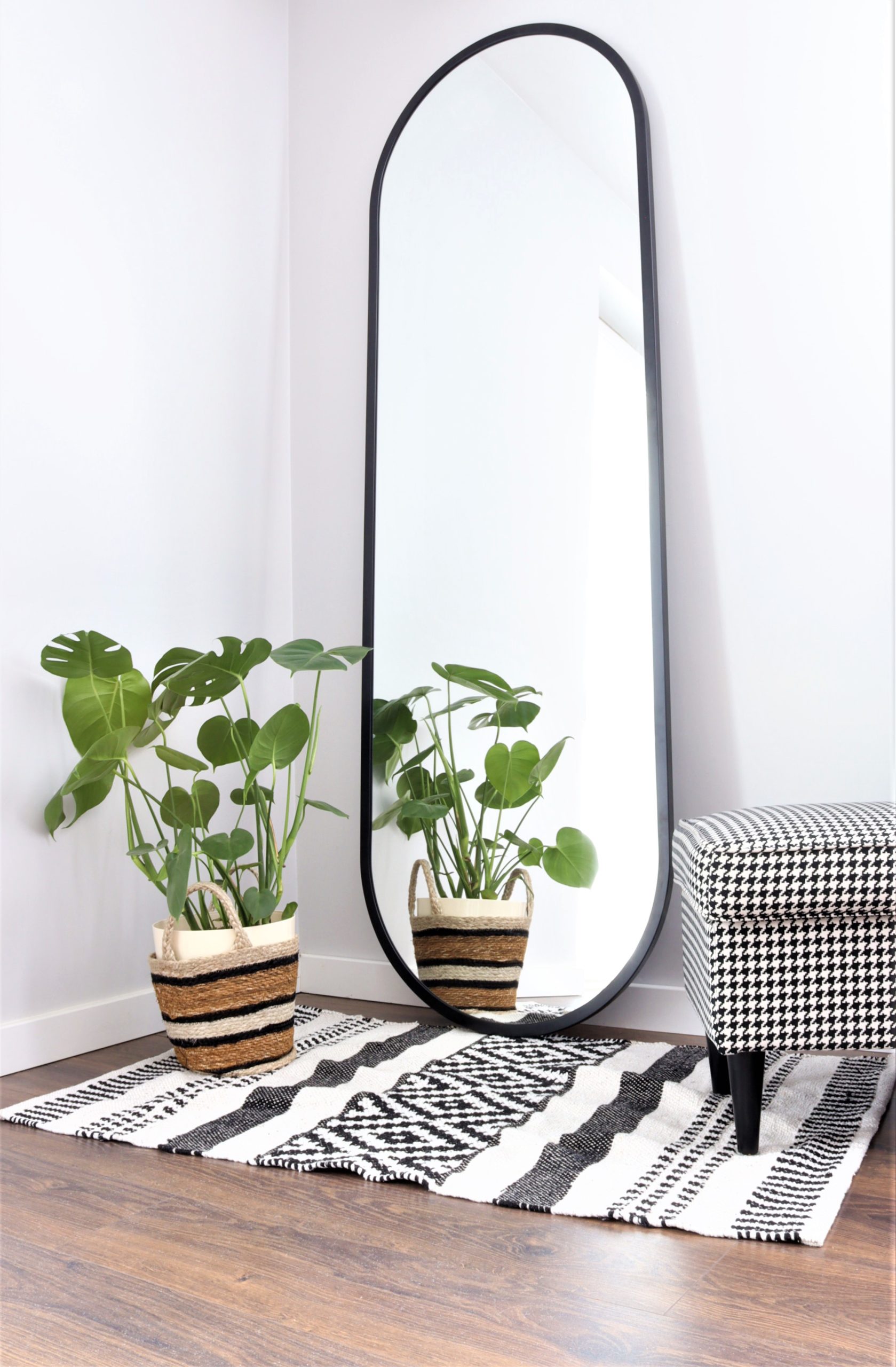 Lustro Owalne w Czarnej Ramie 4 Lustro Owalne w Czarnej Ramie - obrazek 4