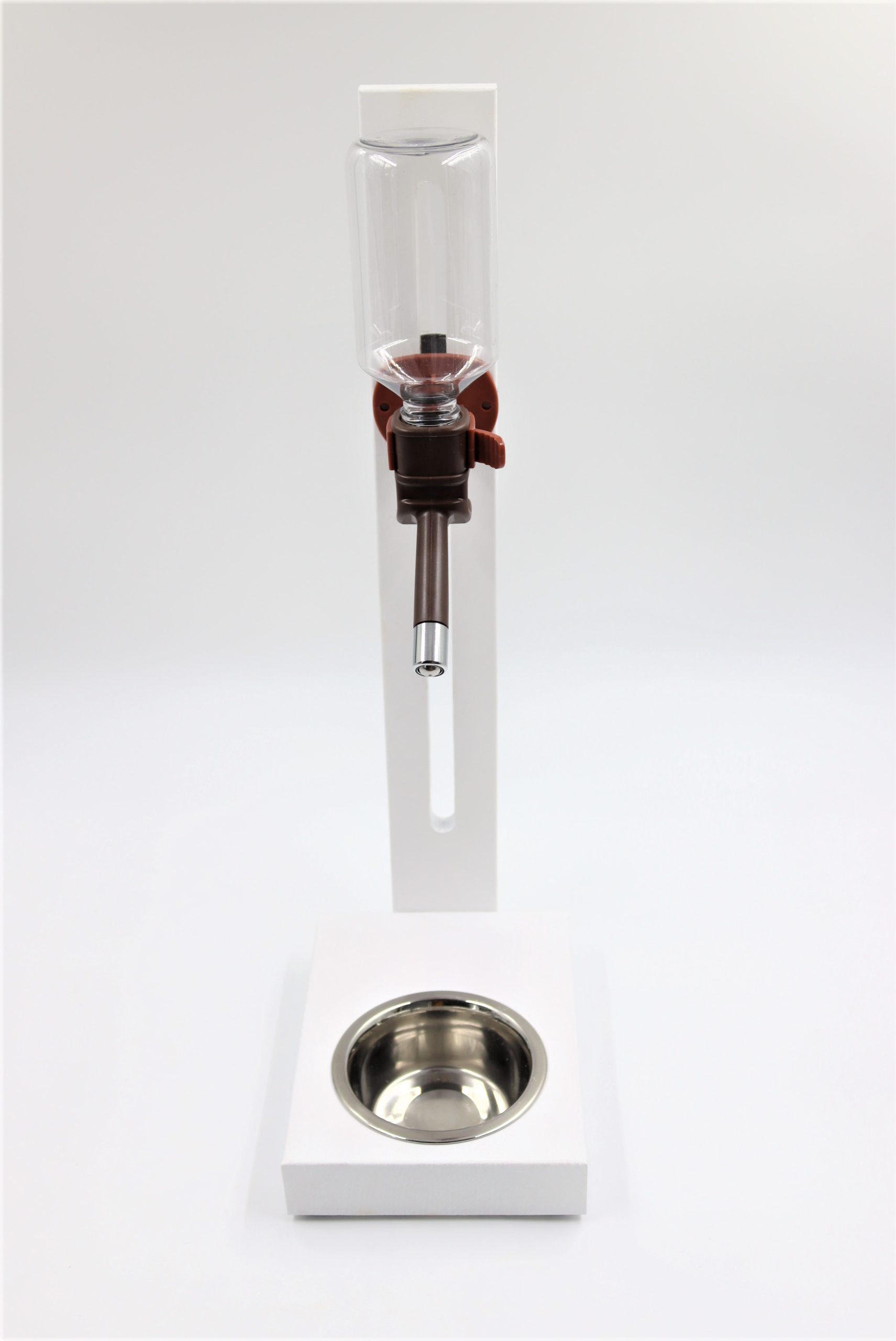 Białe poidło na stojaku drewnianym 2 Białe poidło na stojaku drewnianym - obrazek 2