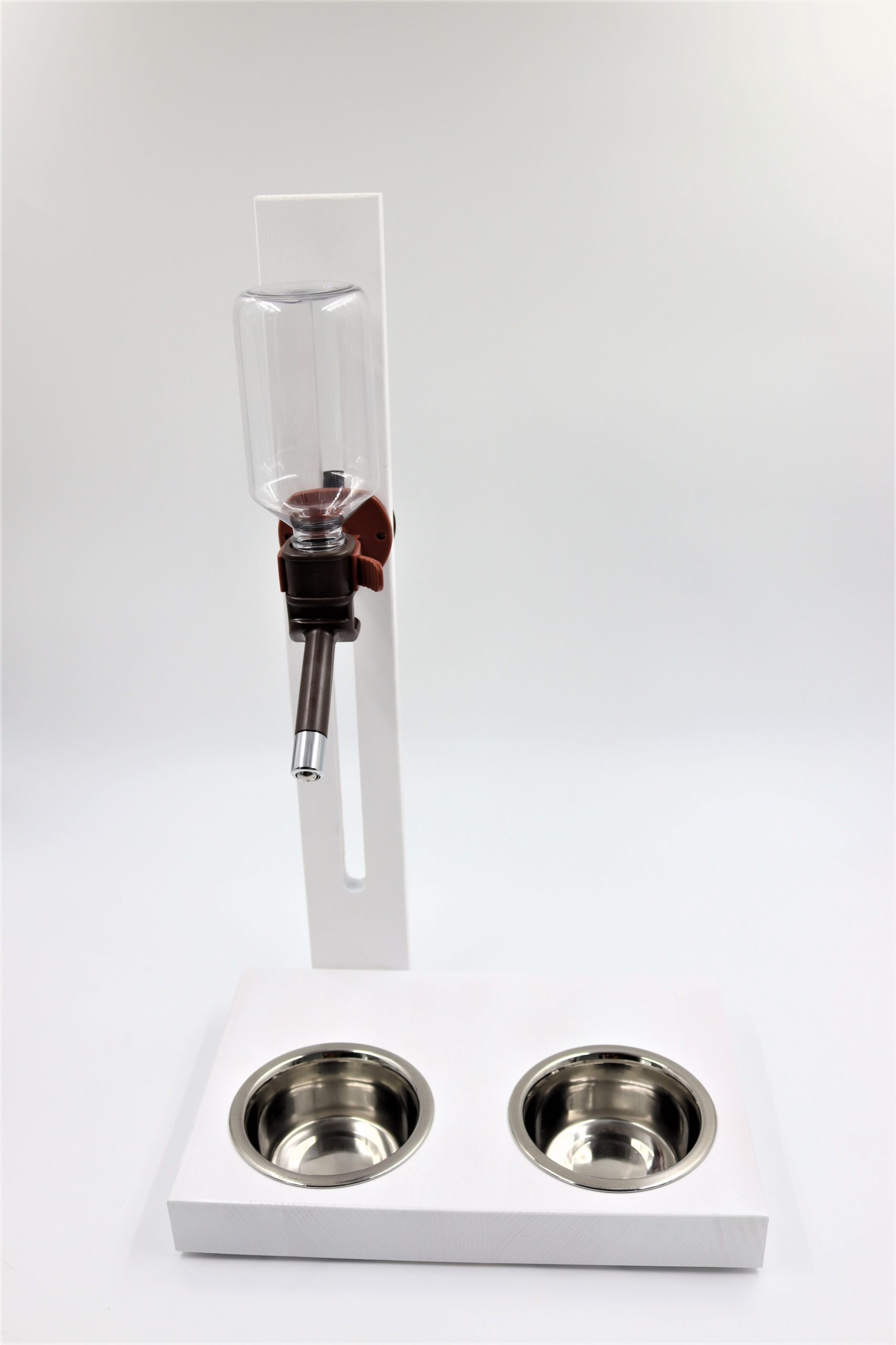 Białe poidło na stojaku drewnianym podwójne miejsce na miski 3 Białe poidło na stojaku drewnianym podwójne miejsce na miski - obrazek 3