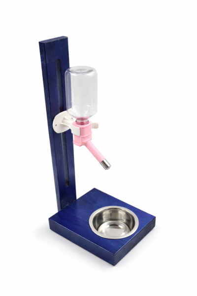 Niebieskie poidło na stojaku drewnianym